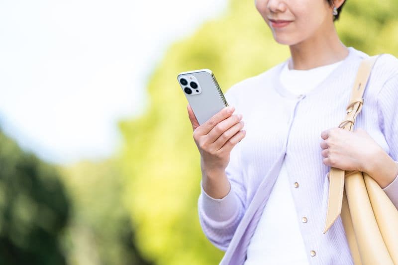 外出先でインターホンに対応する女性