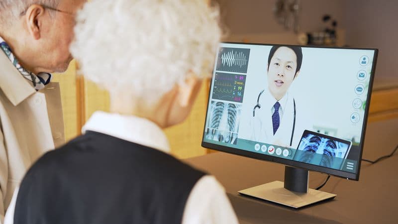 遠隔での問診を受ける高齢者