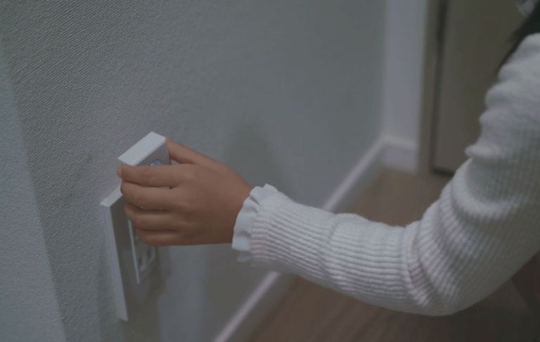モーションセンサーを設置している様子