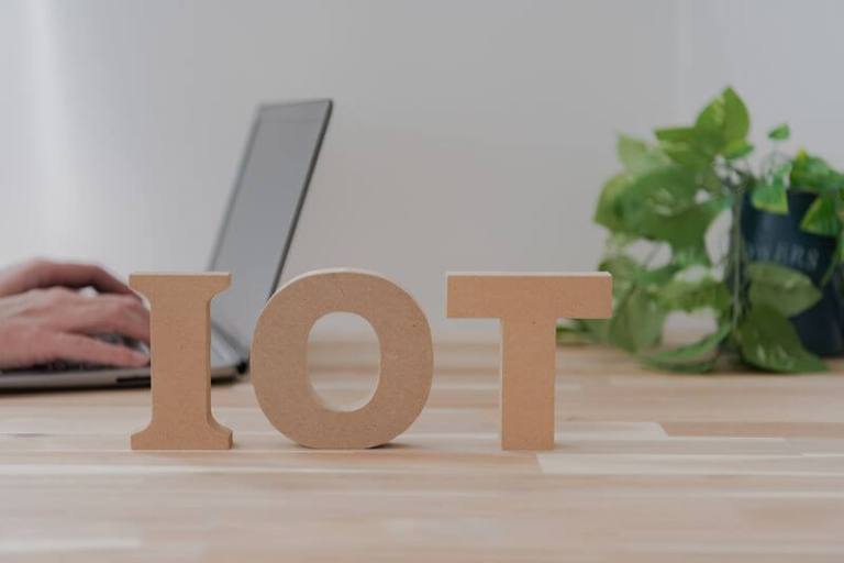 IoTの課題と解決策：導入のメリットから業界別活用事例まで